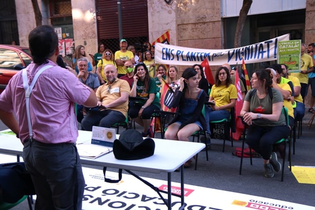Una trentena de mestres participen en una &quot;classe&quot; davant dels serveis territorials d&#039;Educació a Tarragona per reivindicar el revertiment de les retallades