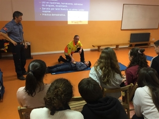 Sessió de formació en els primers auxilis dels bombers a l&#039;Institut Joan Segura de Santa Coloma de Queralt