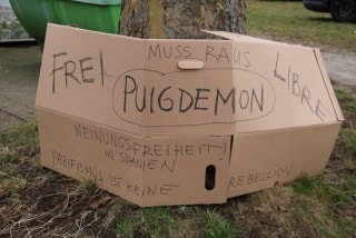 Un cartell demanant &quot;llibertat&quot; per Puigdemont i &quot;llibertat d&#039;expressió&quot; en alemany davant la presó de Neumünster. A la part de sota del cartell, &quot;el pacifisme no és cap rebel·lió&quot;