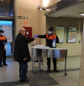 Voluntaris de Protecció Civil repartint mascaretes a l&#039;estació de Renfe a Tarragona