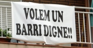 Pancarta penjada en un balcó del Barri del Port de Tarragona &quot;Per un barri digne&quot;