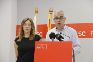 El portaveu del PSC de Reus, Andreu Martín, amb la regidora Sandra Guaita, aquest dilluns, en roda de premsa 