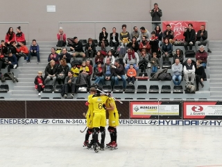 Els jugadors del CE Vendrell celebrant un dels gols de la victòria