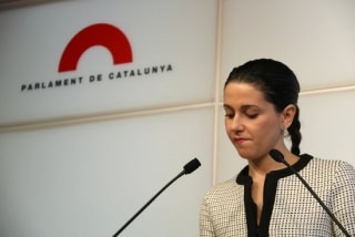 La presidenta del grup parlamentari de Cs, Inés Arrimadas, llegeix uns apunts abans d&#039;intervenir en roda de premsa de dimarts passat
