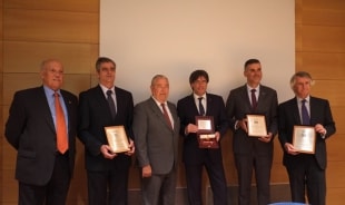 Representants de les empreses guardonades van recollir el premi de la ma del president de la Generalitat, Carles Puigdemont.