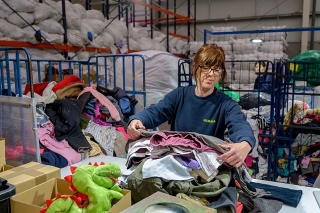 La roba dels contenidors d’Humana té dues destinacions: un 52% es tracta a les plantes de preparació per a la reutilització de la Fundació i la resta es ven a empreses de reutilització i reciclatge