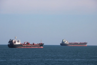 Imatge de dos vaixells petrolers fondejats davant la costa de Tarragona, el 24 d&#039;abril del 2020