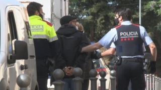 Imatge de la detenció de dues persones al barri de Sant Josep Obrer de Reus, en un dispositiu antidroga, el 19 de maig del 2021