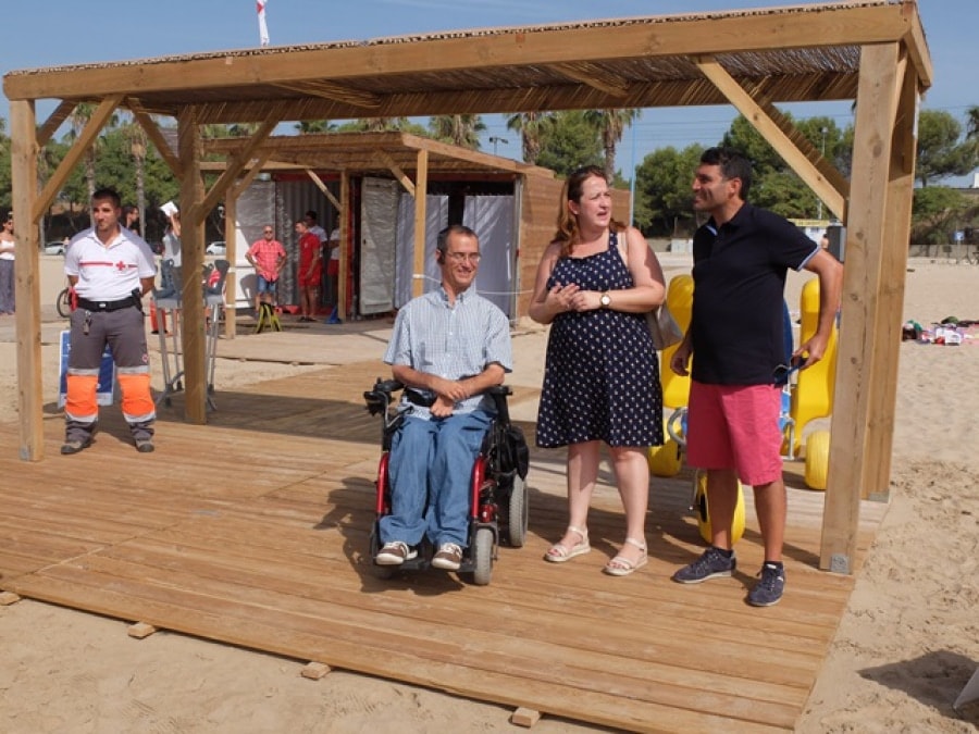 La nova zona d’oci per a persones amb mobilitat reduïda incorpora serveis perquè puguin gaudir de la platja