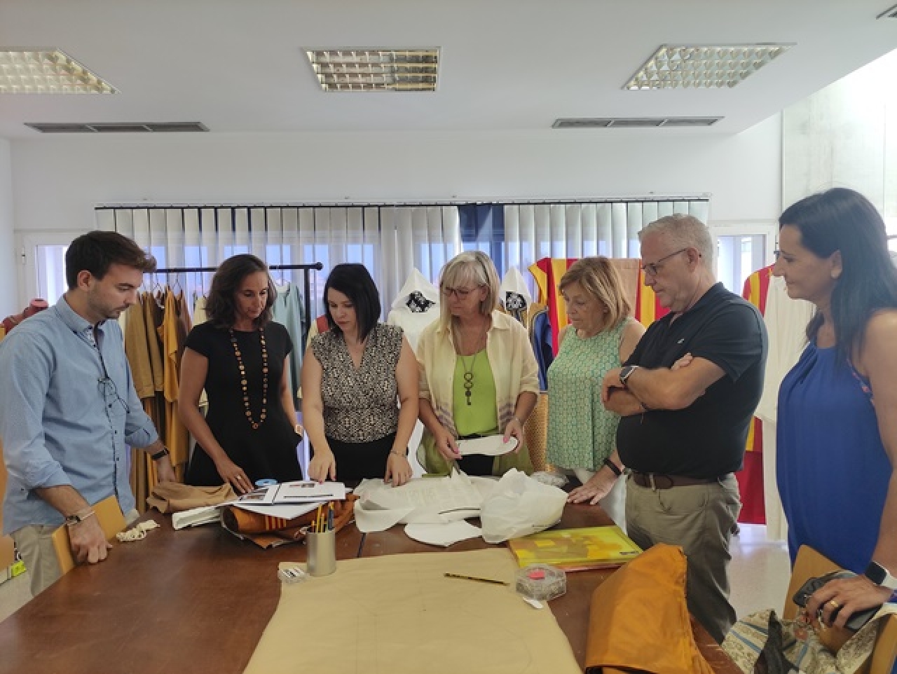 Visita de l&#039;alcalde de Salou, Pere Granados, i altres membres dels consistori per veure la nova indumentària confeccionada pel Grup de Dones de Salou