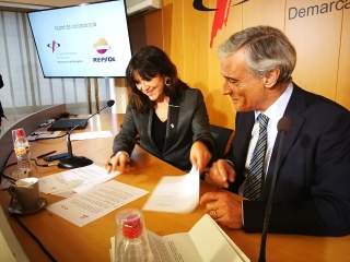 La Presidenta del Col·legi de Periodistes de la demarcació de Tarragona, Coia Ballesté, juntament amb el responsable de Comunicació de Repsol, Josep Bertran, durant la signatura del conveni