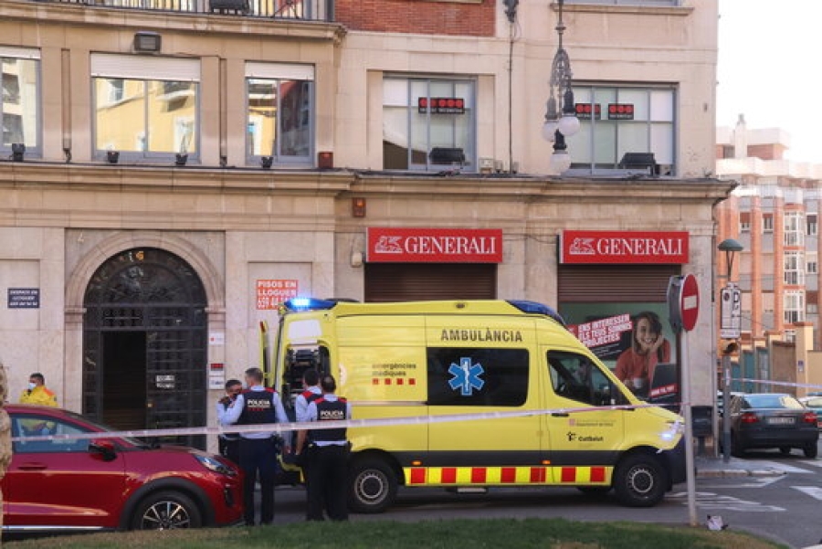 Els equips d&#039;emergències a l&#039;entrada de l&#039;empresa Securitas de Tarragona, on un home ha disparat diversos trets