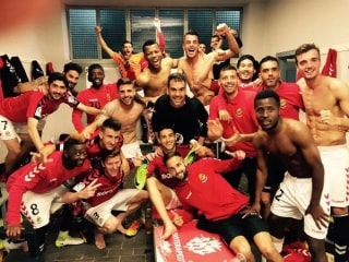 Els jugadors celebrant una victòria clau per la permanència als vestidors de Tenerife
