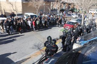 Els pagesos concentrats davant el cordó policial dels Mossos d&#039;Esquadra, a l&#039;entrada de la seu dels serveis territorials Departament d&#039;Acció Climàtica, a Tarragona