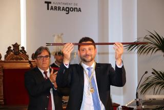 El nou alcalde de Tarragona, Rubén Viñuales, aixecant la vara d&#039;alcalde en l&#039;acte de constitució de l&#039;Ajuntament