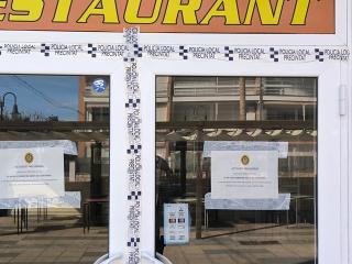 Imatge d&#039;un restaurant precintat per la Policia Local de Roda de Berà, a la plaça Sant Jaume