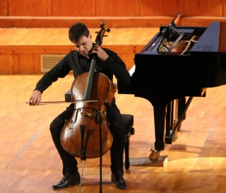 El violoncel·lista Victor-Julien Lafarrière en el concert inaugural del 39è Festival Internacional de Música Pau Casals del Vendrell