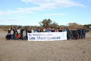 Alumnes de l&#039;IES Mediterrània del Vendrell mostren una pancarta en defensa de les Madrigueres.