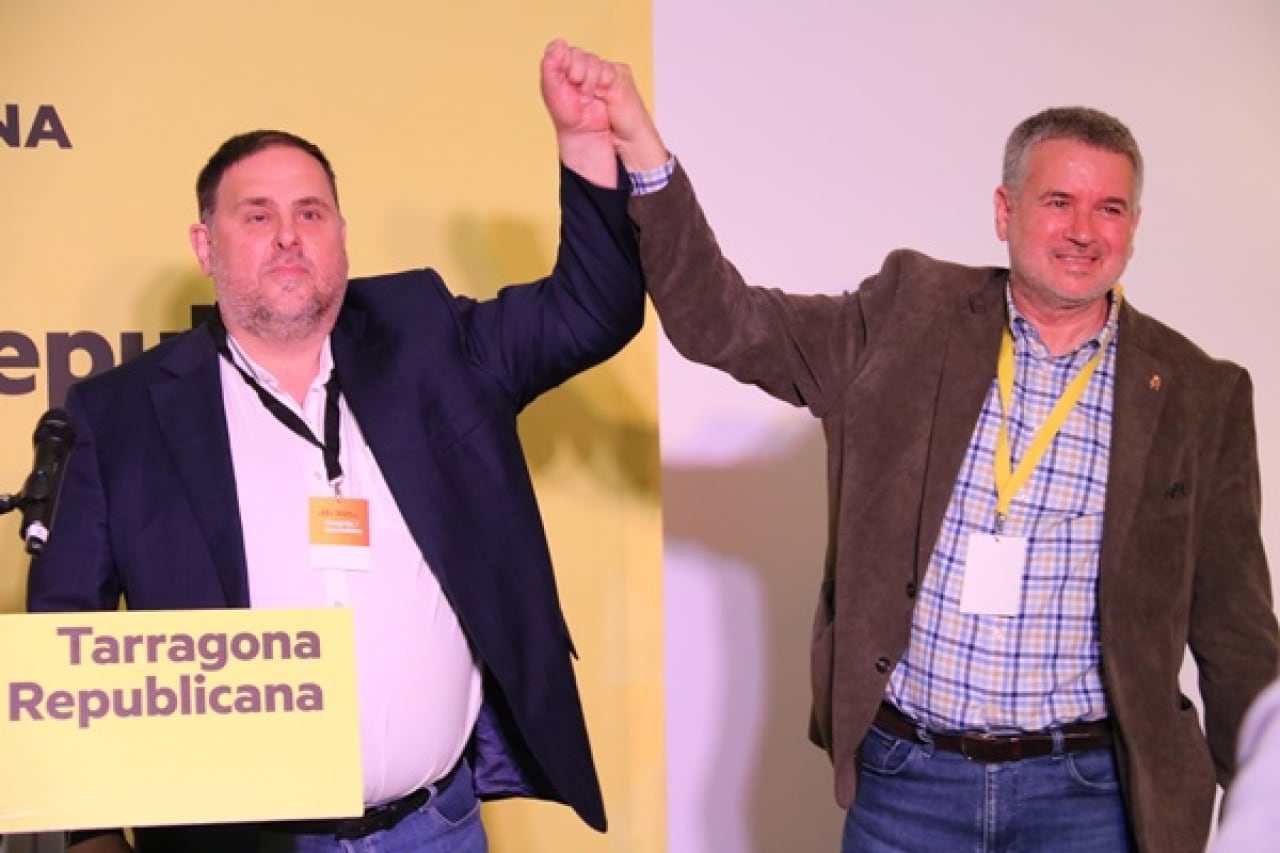 El president d&#039;ERC, Oriol Junqueras, alçant la mà amb Pau Ricomà, actual alcalde de Tarragona, després de ser elegit novament cap de llista del partit a les eleccions municipal el 2023
