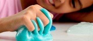 El taller per crear un slime es farà dissabte 17 de novembre per a nens i nenes de 6 a 9 anys