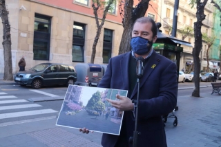 El conseller de Territori de Tarragona, Xavier Puig, amb el disseny de com quedarà el carrer Canyelles després de la intervenció