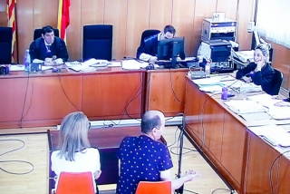 Moment en què l&#039;acusat del crim de Riudecanyes (Baix Camp) declara, d&#039;esquena, durant el judici a l&#039;Audiència de Tarragona, amb la presència d&#039;una traductora