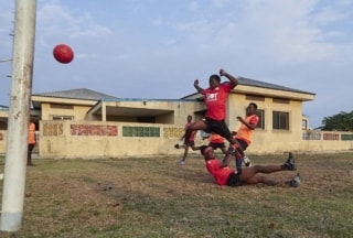 L&#039;aliança ‘CF Reus for Africa’ ha permès crear el primer equip roig-i-negre al continent africà