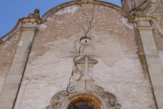 Imatge de la façana de l&#039;església de Barberà de la Conca, a la Conca de Barberà, amb una esquerda que la travessa, de dalt a baix