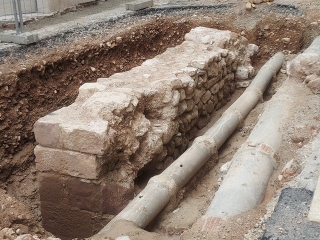 Els treballs arqueològics realitzats al Raval del Carme han permès conèixer com era el sistema defensiu de la vila durant l&#039;època medieval i moderna