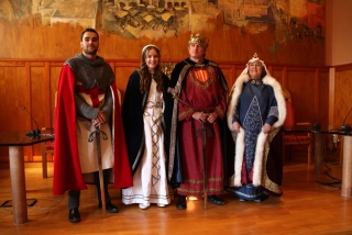 Els membres de la comitiva reial en la presentació de la 35a edició de la Setmana Medieval de Montblanc