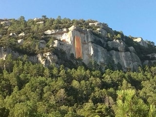 Imatge de la tradicional pujada de la senyera a la Roca del Llençol, en commemoració de la Diada Nacional de Catalunya