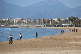 Panoràmica de la platja de Salou i de persones passejant-hi, en ple hivern, el febrer del 2020