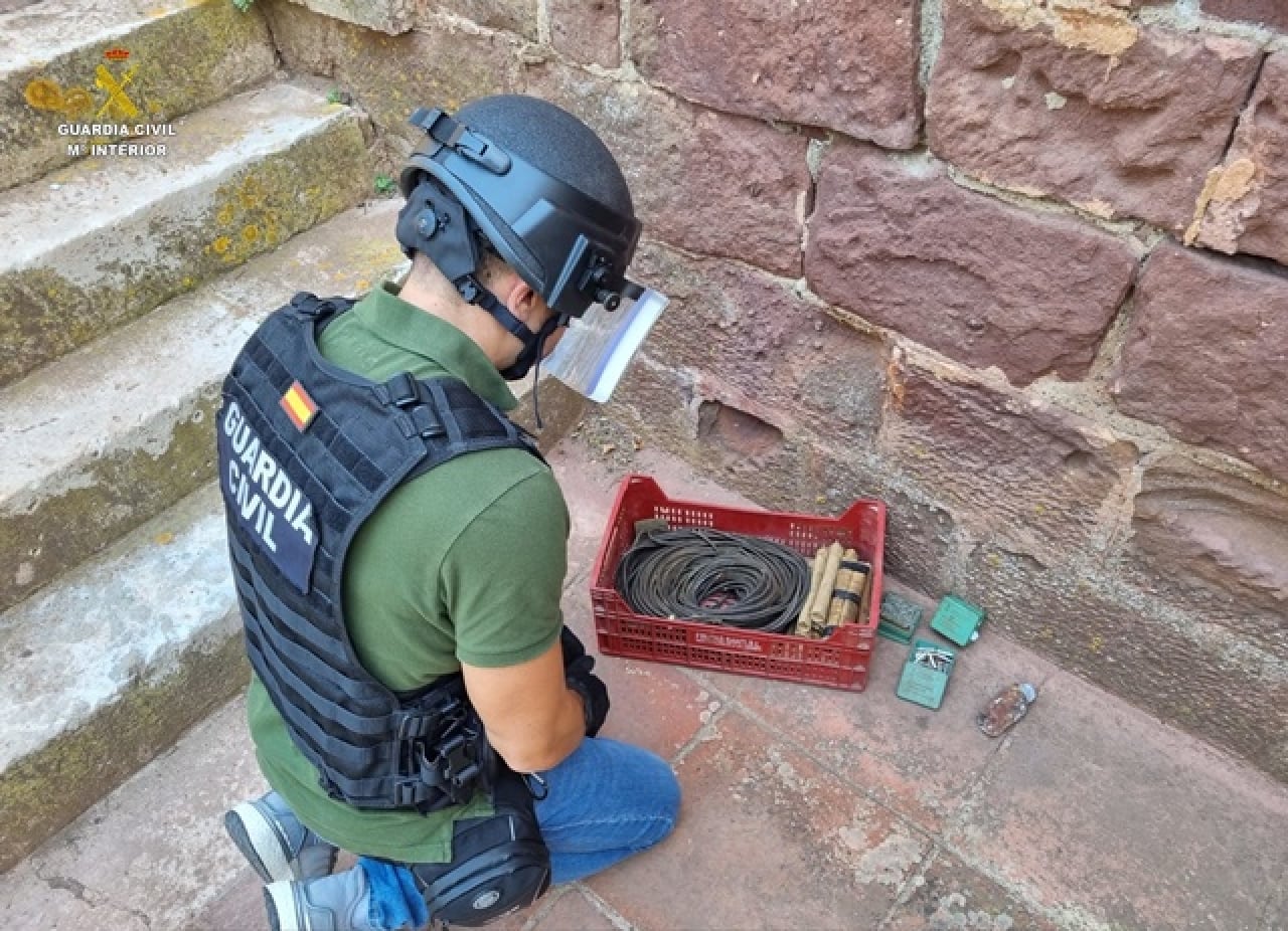 Un agent de la Guàrdia Civil amb el material explosiu trobat al Paratge d&#039;Interès Nacional de la Vall del Monestir de Poblet