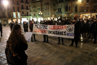 Imatge d&#039;un noi llegint un manifest davant diverses persones concentrades a la plaça del Mercadal de Reus per demanar l&#039;alliberament de Cristian Mestre, empresonat a Granada, l&#039;1 de març del 202