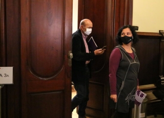 Imatge dels diputats d&#039;En Comú Podem Susana Segovia i Joan Carles Gallego sortint de la reunió amb el Govern pels pressupostos
