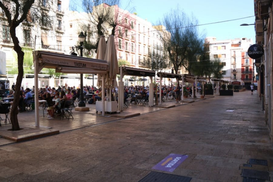 Imatge la zona de les terrasses dels establiments de la plaça de la Font buida durant l’acte del Seguici Petit de la festa major de Santa Tecla, el 19 de setembre del 2021