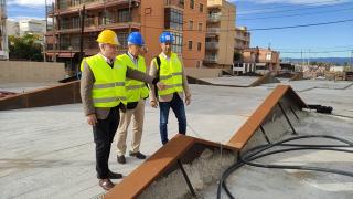 L&#039;alcalde de Salou, Pere Granados, assenyala una part de les obres de canalització del barranc de Barenys