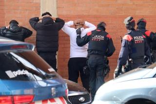 Agents dels Mossos d&#039;Esquadra escorcollant una persona a Reus arran d&#039;un tiroteig