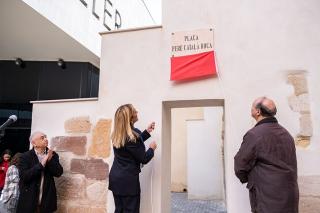 L&#039;alcaldessa de Valls, Dolors Farré, descobrint la placa de la plaça Pere Català Roca
