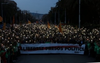 Els manifestants encenen la llum dels seus mòbils