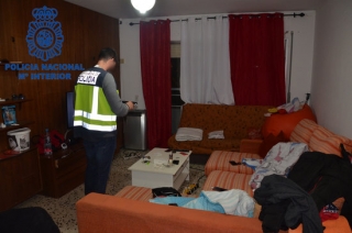 Imatge del desmantellament d&#039;uns pisos a Calafell on s&#039;hi explotaven sexualment dones de nacionalitat brasilera, en un operatiu de la policia espanyola