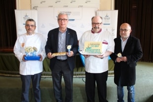 L&#039;alcalde de Tarragona, Josep Fèlix Ballesteros, i els representants del gremi de pastissers mostren els primers productes sobre els Jocs Mediterranis.