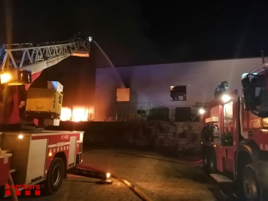 El foc ha cremat un magatzem de pastisseria de 1.000 m2 i ha afectat també les dues naus veïnes