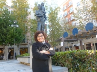 Rosa Maria Ibarra (PSC), al davant d&#039;El Casteller, un monument dedicat als castellers obra de l&#039;escultor Josep Busquets i Òdena, al Pati de Valls