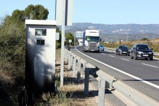 Imatge d&#039;un radar cremat i amb els vidres trencats a l&#039;autovia T-11, al municipi de Reus, amb diversos vehicles circulant per la via