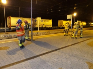 Imatge de l&#039;actuació dels bombers al tren de mercaderies que ha patit la fuita de gas argó