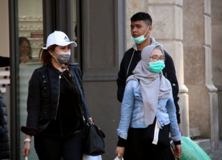 Imatge de ciutadans passejant pels carrers del centre de Barcelona amb mascaretes, l&#039;11 de març del 2020