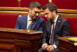El president de la Generalitat, Pere Aragonès, i el vicepresident, Jordi Puigneró, parlant durant el debat de política general