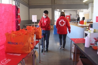 Imatge d&#039;arxiu de membres de Creu Roja Tarragona preparant paquets per a usuaris del Pavelló Municipal del Serrallo