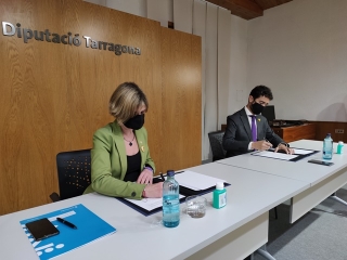 La presidenta de la Diputació de Tarragona, Noemí Llauradó, i el conseller de Territori i Sostenibilitat de la Generalitat, Damià Calvet, en roda de premsa